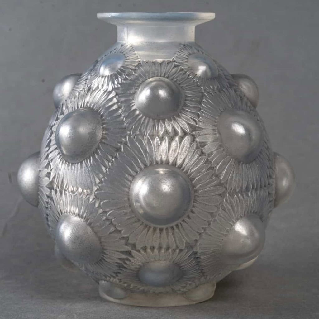 Vase « Tournesols » verre opalescent patiné gris de René LALIQUE | Biron Vase "Tournesols" verre opalescent patiné gris de René LALIQUE