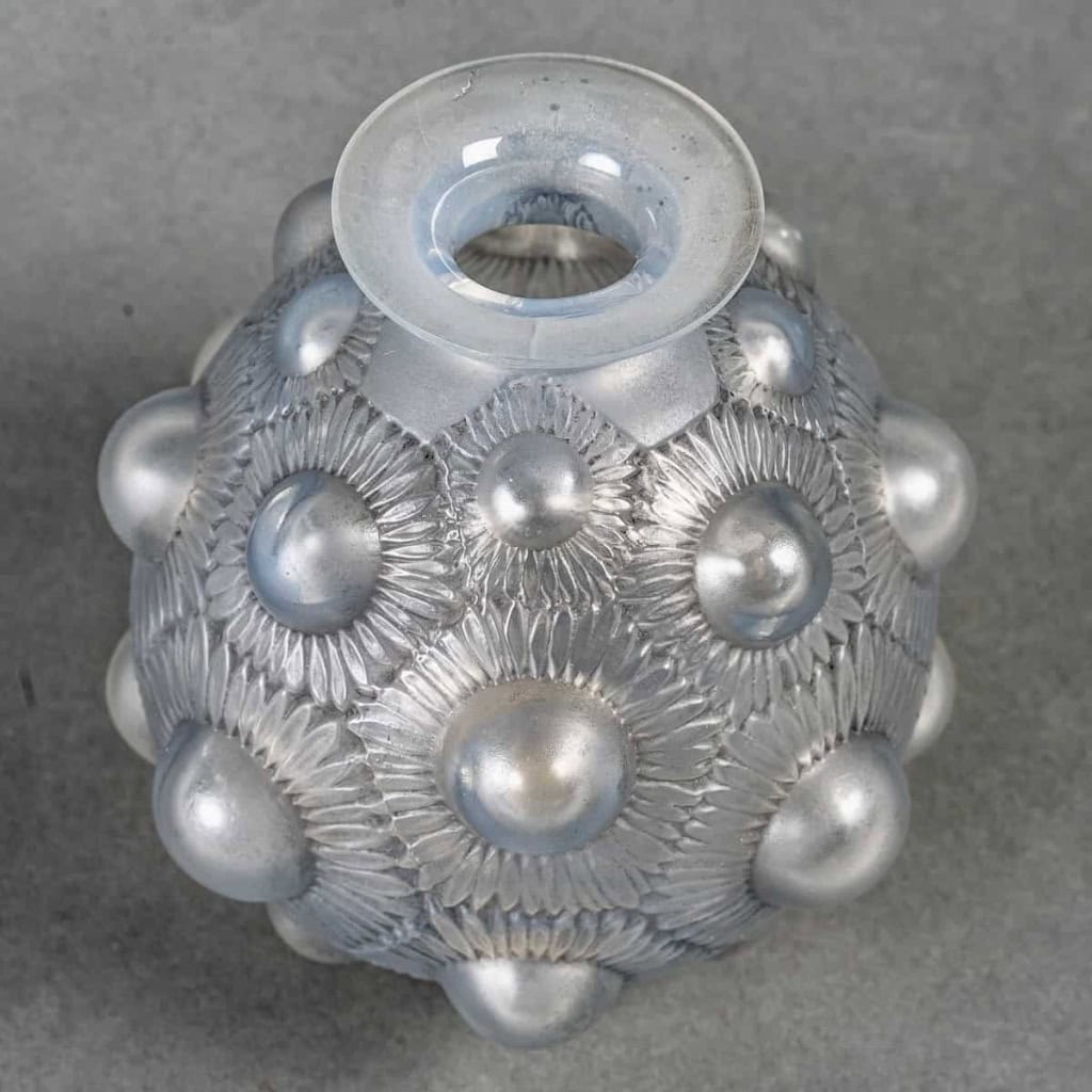 Vase « Tournesols » verre opalescent patiné gris de René LALIQUE | Biron Vase "Tournesols" verre opalescent patiné gris de René LALIQUE