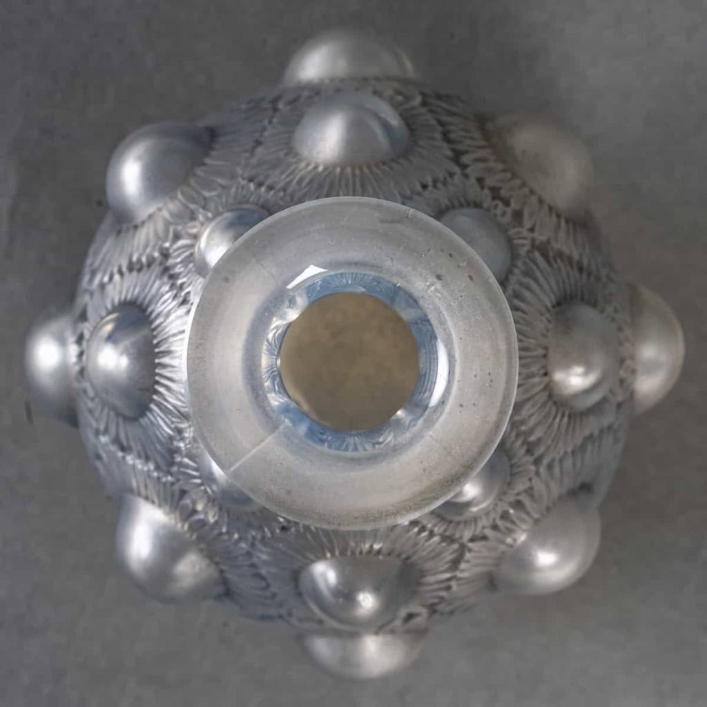 Vase « Tournesols » verre opalescent patiné gris de René LALIQUE | Biron Vase "Tournesols" verre opalescent patiné gris de René LALIQUE
