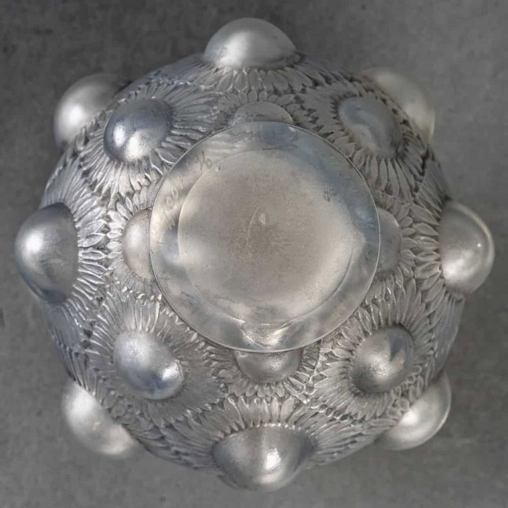 Vase « Tournesols » verre opalescent patiné gris de René LALIQUE | Biron Vase "Tournesols" verre opalescent patiné gris de René LALIQUE