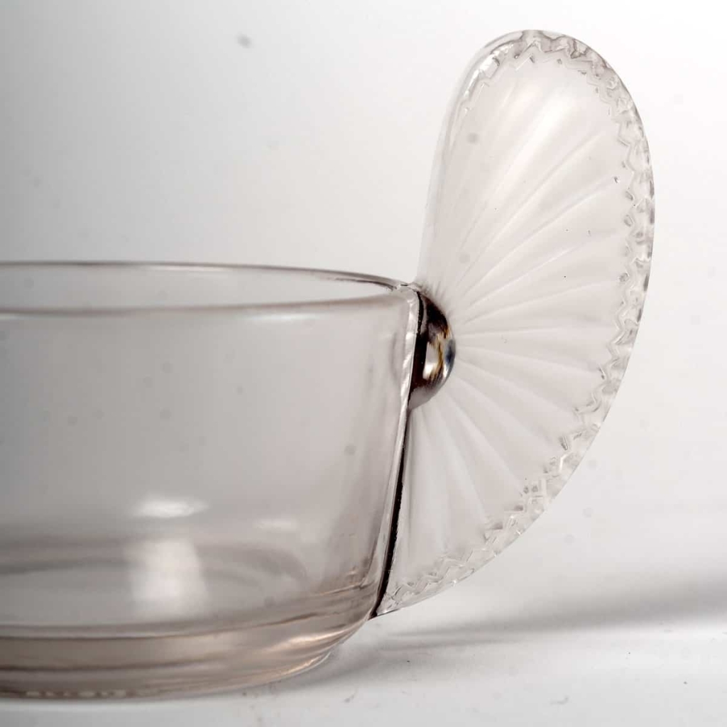 Service de 7 Tasses « Eventail » en verre blanc de René LALIQUE | Biron Service de 7 Tasses "Eventail" en verre blanc de René LALIQUE