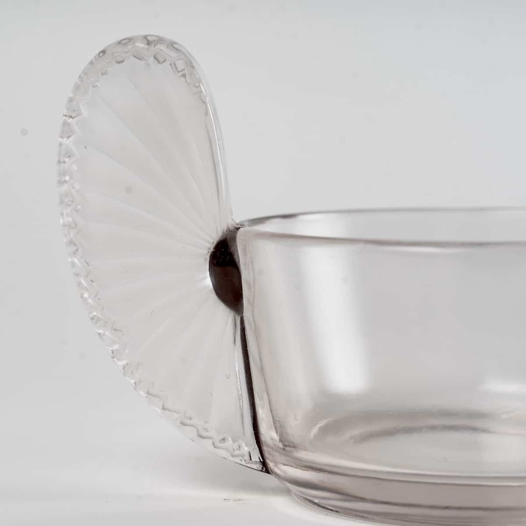 Service de 7 Tasses « Eventail » en verre blanc de René LALIQUE | Biron Service de 7 Tasses "Eventail" en verre blanc de René LALIQUE