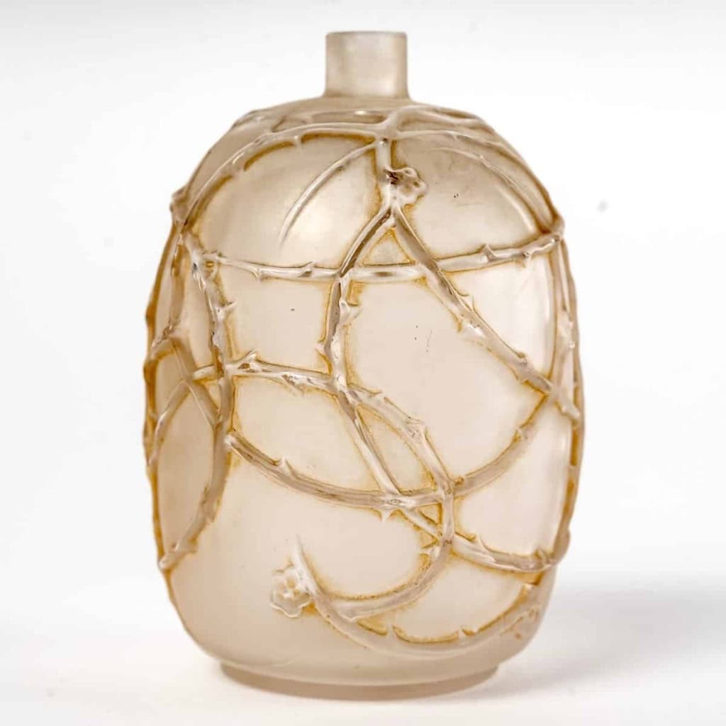 Vase « Eglantines » verre blanc patiné sépia de René LALIQUE | Biron Vase "Eglantines" verre blanc patiné sépia de René LALIQUE