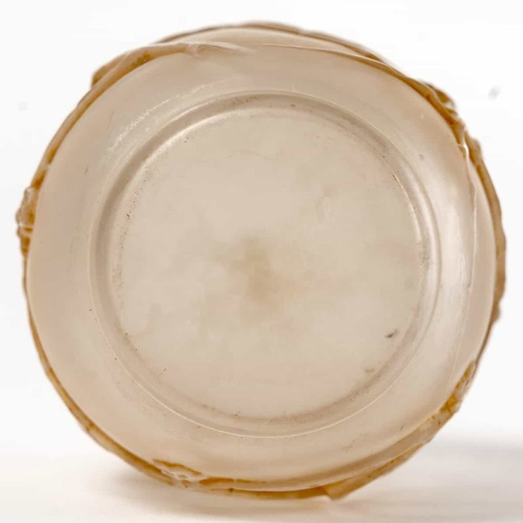 Vase « Eglantines » verre blanc patiné sépia de René LALIQUE | Biron Vase "Eglantines" verre blanc patiné sépia de René LALIQUE