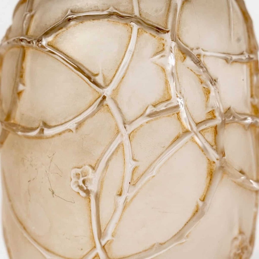 Vase « Eglantines » verre blanc patiné sépia de René LALIQUE | Biron Vase "Eglantines" verre blanc patiné sépia de René LALIQUE