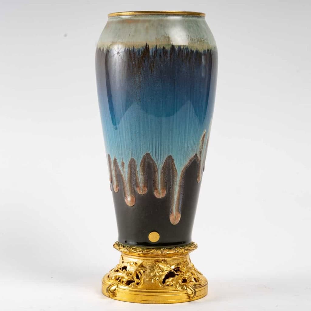 Magnifique vase en grès flammé à décor de coulures, sur socle carré en bronze à patine dorée, signé Paul Louchet, début XXe siècle. | Biron ||||||||||