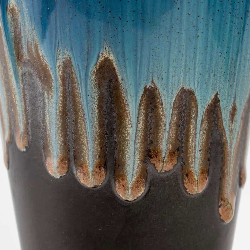 Magnifique vase en grès flammé à décor de coulures, sur socle carré en bronze à patine dorée, signé Paul Louchet, début XXe siècle. | Biron Magnifique vase en grès flammé à décor de coulures, sur socle carré en bronze à patine dorée, signé Paul Louchet, début XXe siècle. 