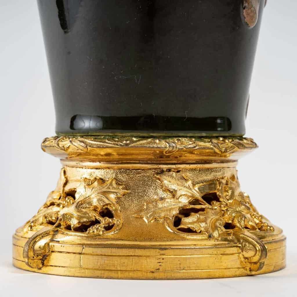 Magnifique vase en grès flammé à décor de coulures, sur socle carré en bronze à patine dorée, signé Paul Louchet, début XXe siècle. | Biron Magnifique vase en grès flammé à décor de coulures, sur socle carré en bronze à patine dorée, signé Paul Louchet, début XXe siècle. 
