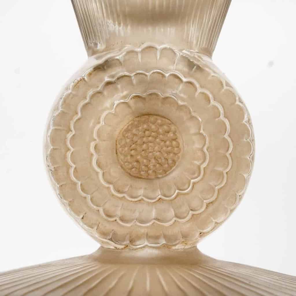 Vase « Pavot » verre blanc patiné sépia de René LALIQUE | Biron Vase "Pavot" verre blanc patiné sépia de René LALIQUE