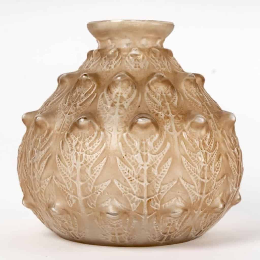 Vase « Fougères » verre blanc patiné sépia de René LALIQUE | Biron Vase "Fougères" verre blanc patiné sépia de René LALIQUE