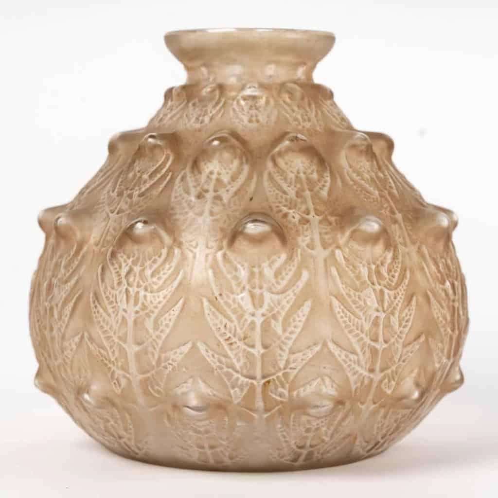 Vase « Fougères » verre blanc patiné sépia de René LALIQUE | Biron Vase "Fougères" verre blanc patiné sépia de René LALIQUE