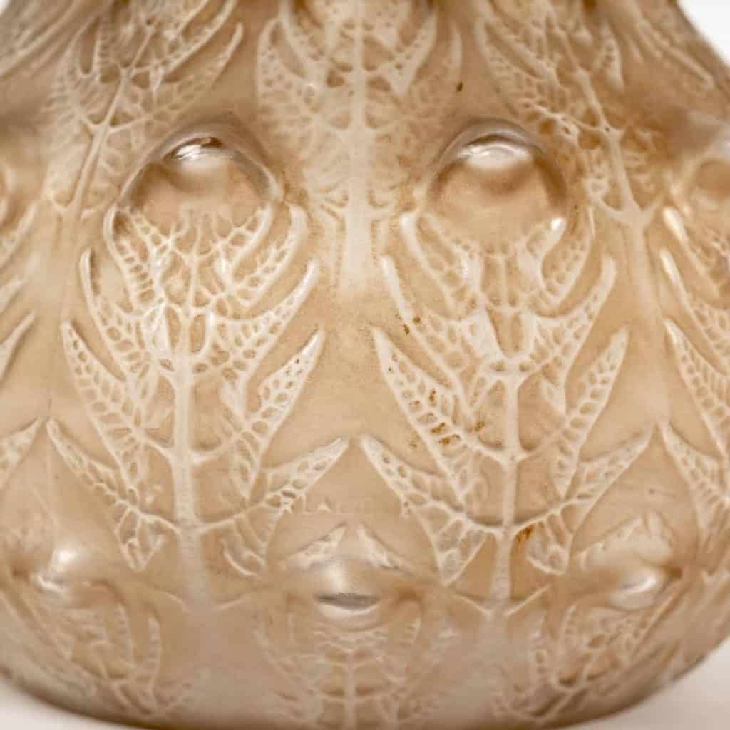 Vase « Fougères » verre blanc patiné sépia de René LALIQUE | Biron Vase "Fougères" verre blanc patiné sépia de René LALIQUE