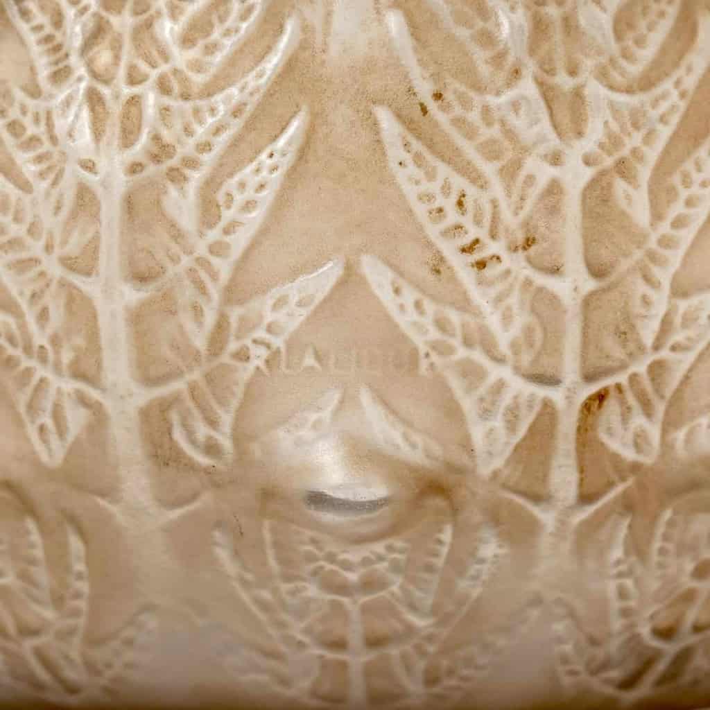 Vase « Fougères » verre blanc patiné sépia de René LALIQUE | Biron Vase "Fougères" verre blanc patiné sépia de René LALIQUE