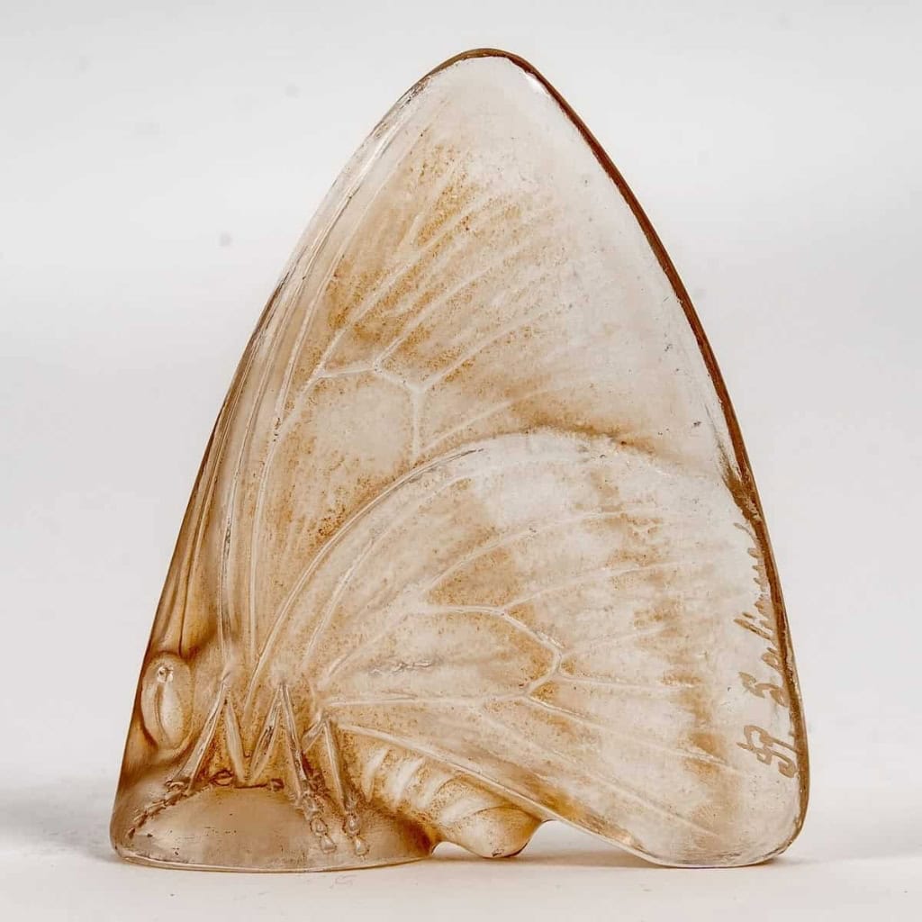 Cachet « Papillons Ailes Fermées » verre blanc patiné sépia de René LALIQUE | Biron |||||
