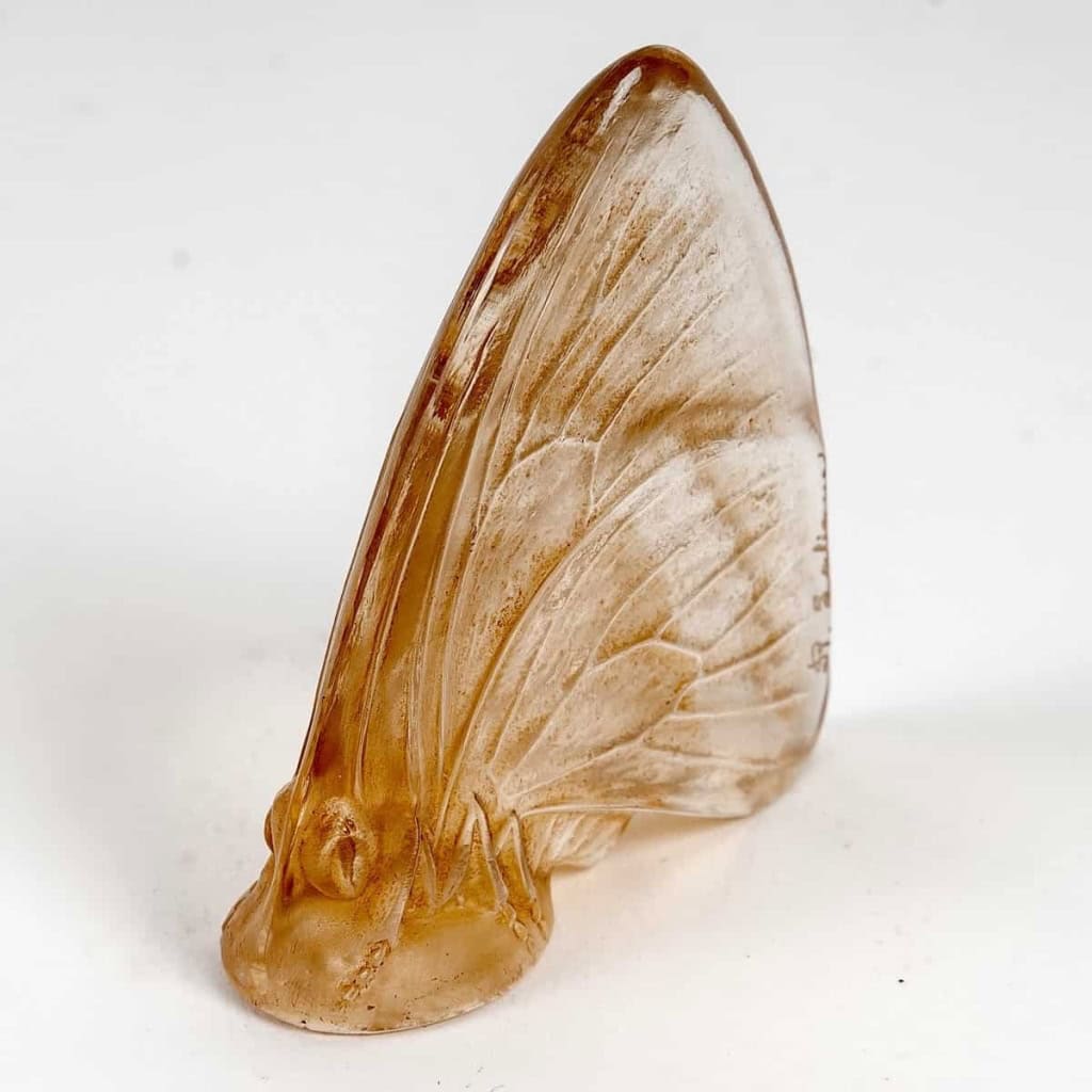 Cachet « Papillons Ailes Fermées » verre blanc patiné sépia de René LALIQUE | Biron Cachet "Papillons Ailes Fermées" verre blanc patiné sépia de René LALIQUE
