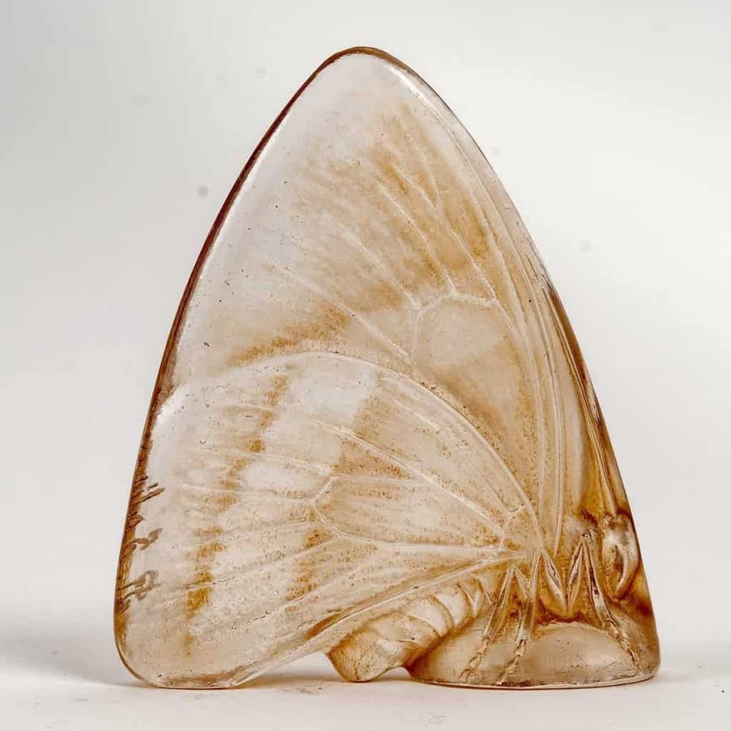 Cachet « Papillons Ailes Fermées » verre blanc patiné sépia de René LALIQUE | Biron Cachet "Papillons Ailes Fermées" verre blanc patiné sépia de René LALIQUE