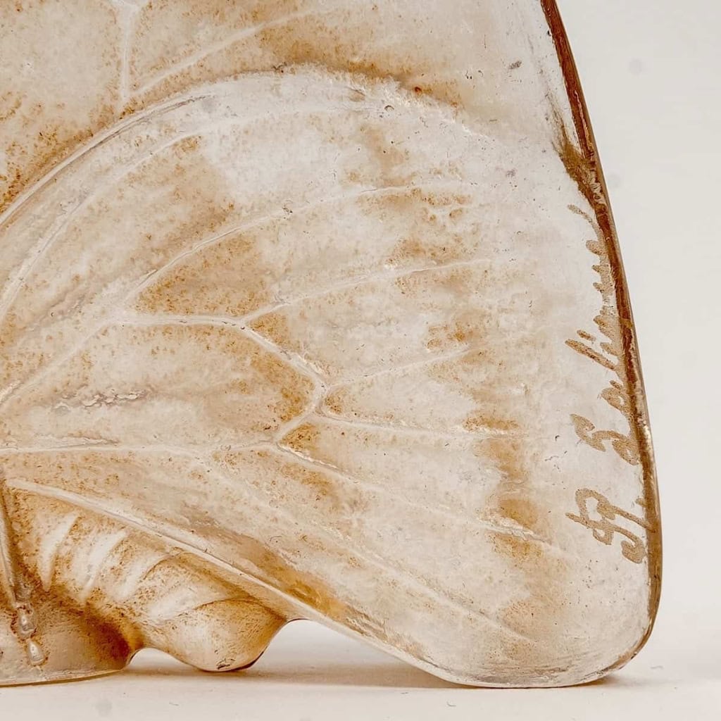 Cachet « Papillons Ailes Fermées » verre blanc patiné sépia de René LALIQUE | Biron Cachet "Papillons Ailes Fermées" verre blanc patiné sépia de René LALIQUE