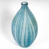 Vase « Acacia » verre blanc patiné bleu de René LALIQUE | Biron Vase "Acacia" verre blanc patiné bleu de René LALIQUE
