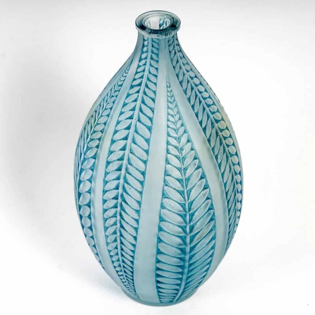 Vase « Acacia » verre blanc patiné bleu de René LALIQUE | Biron Vase "Acacia" verre blanc patiné bleu de René LALIQUE