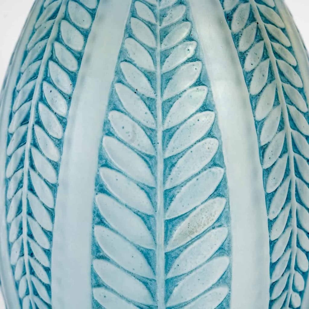 Vase « Acacia » verre blanc patiné bleu de René LALIQUE | Biron Vase "Acacia" verre blanc patiné bleu de René LALIQUE