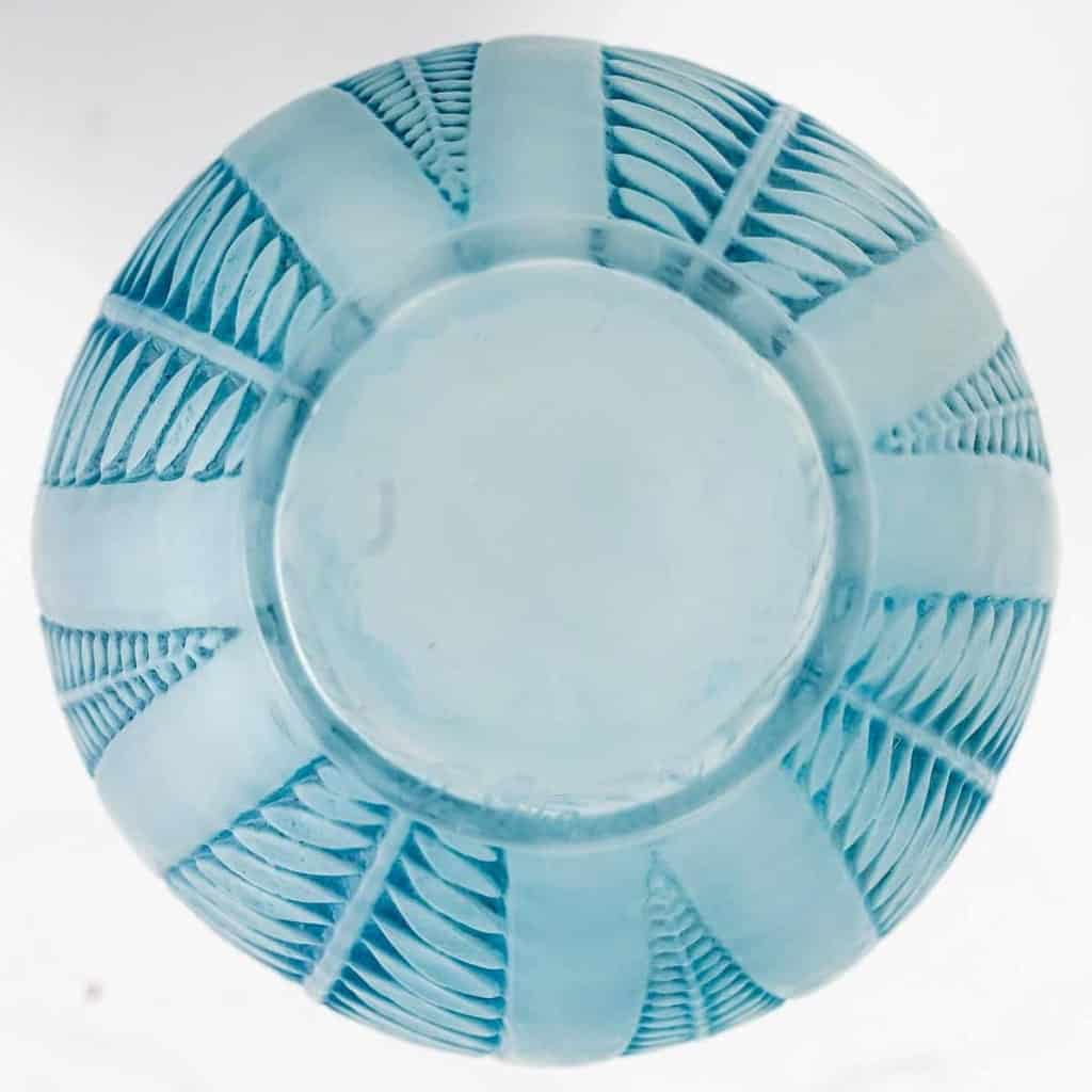 Vase « Acacia » verre blanc patiné bleu de René LALIQUE | Biron Vase "Acacia" verre blanc patiné bleu de René LALIQUE