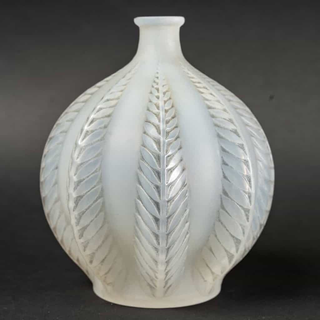 Vase « Malines » verre opalescent patiné gris de René LALIQUE | Biron Vase "Malines" verre opalescent patiné gris de René LALIQUE
