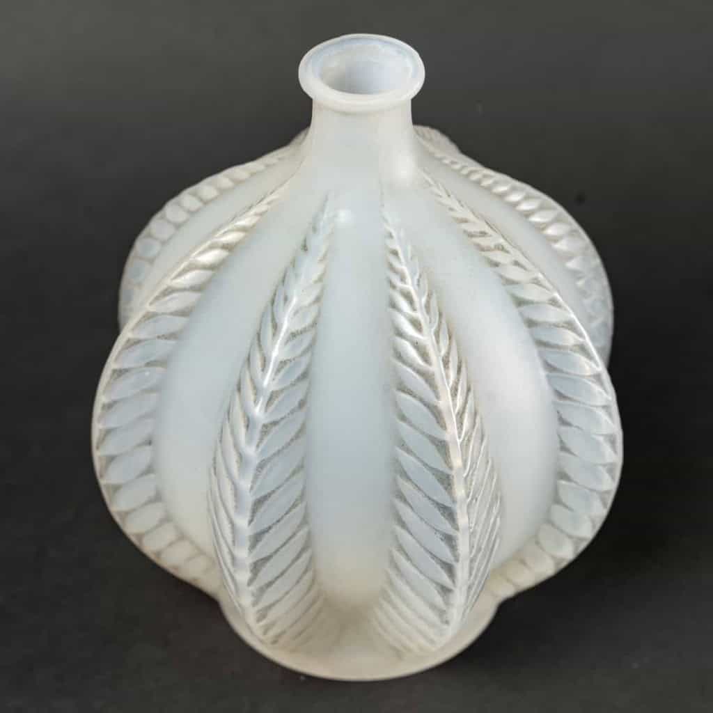 Vase « Malines » verre opalescent patiné gris de René LALIQUE | Biron Vase "Malines" verre opalescent patiné gris de René LALIQUE