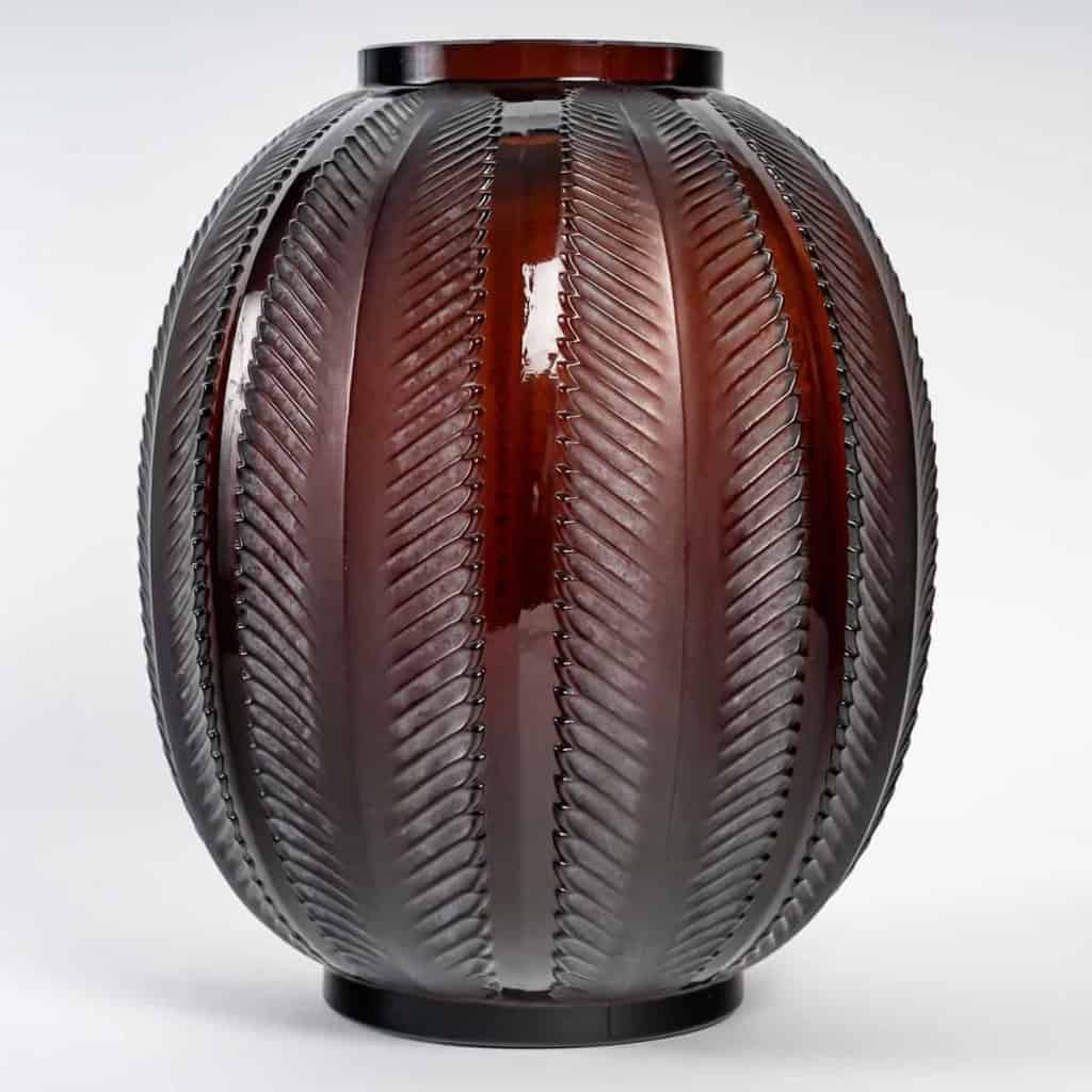 Vase « Biskra » verre ambre foncé patiné blanc de René LALIQUE | Biron Vase "Biskra" verre ambre foncé patiné blanc de René LALIQUE