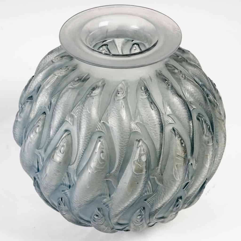 Vase « Marisa » verre blanc patiné bleu de René LALIQUE | Biron Vase "Marisa" verre blanc patiné bleu de René LALIQUE