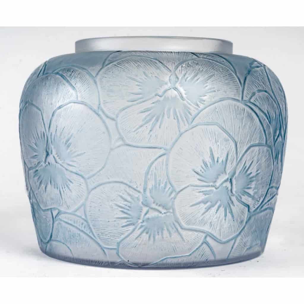 Vase « Pensées » verre bleu ciel patiné bleu de René LALIQUE | Biron |||||||