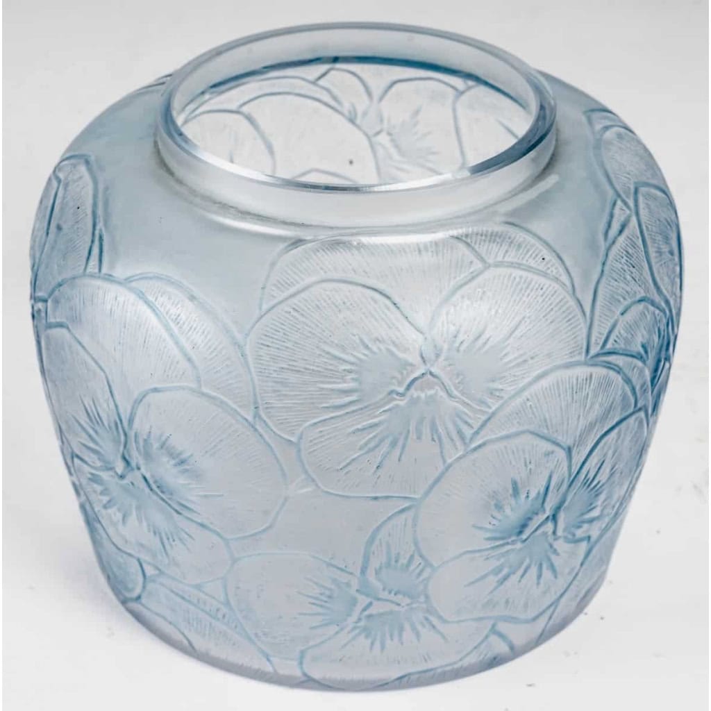 Vase « Pensées » verre bleu ciel patiné bleu de René LALIQUE | Biron Vase "Pensées" verre bleu ciel patiné bleu de René LALIQUE