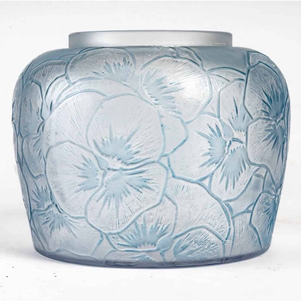 Vase « Pensées » verre bleu ciel patiné bleu de René LALIQUE | Biron Vase "Pensées" verre bleu ciel patiné bleu de René LALIQUE