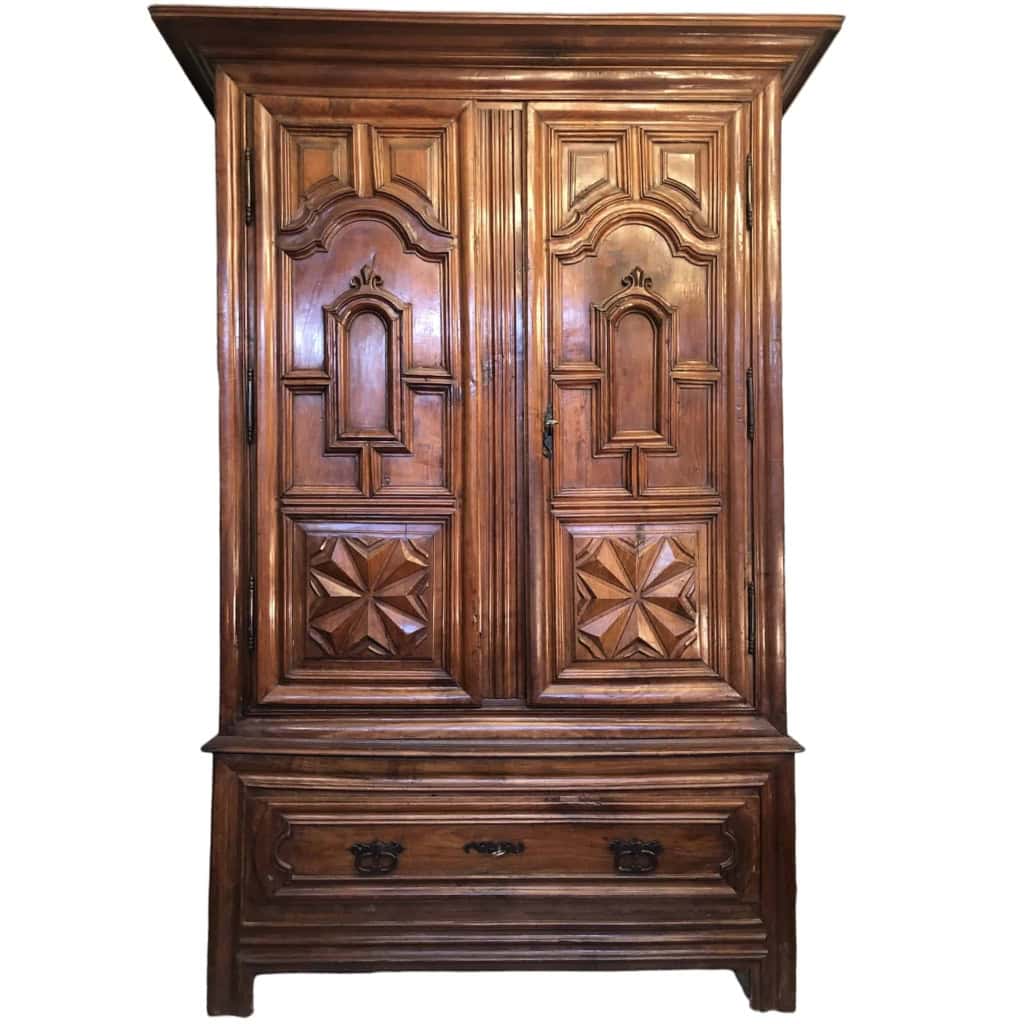 Armoire pantalonnière en cerisier du 17è siècle ouvrant par deux portes et un grand tiroir | Biron ||||||