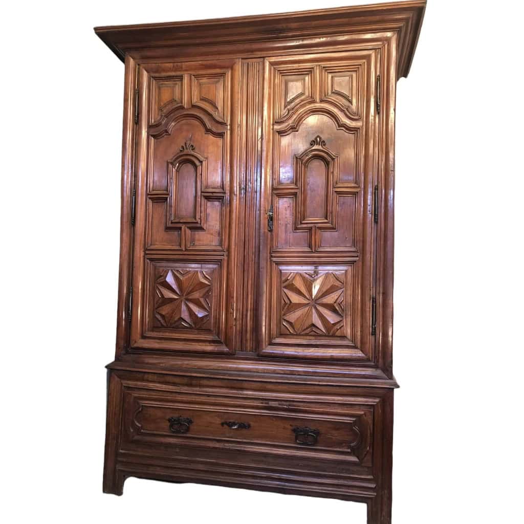 Armoire pantalonnière en cerisier du 17è siècle ouvrant par deux portes et un grand tiroir | Biron Armoire pantalonnière en cerisier du 17è siècle ouvrant par deux portes et un grand tiroir