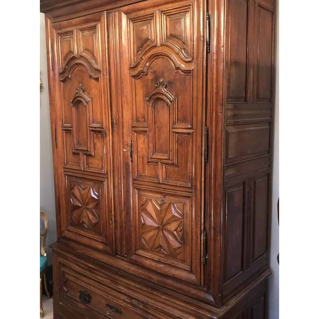 Armoire pantalonnière en cerisier du 17è siècle ouvrant par deux portes et un grand tiroir | Biron Armoire pantalonnière en cerisier du 17è siècle ouvrant par deux portes et un grand tiroir