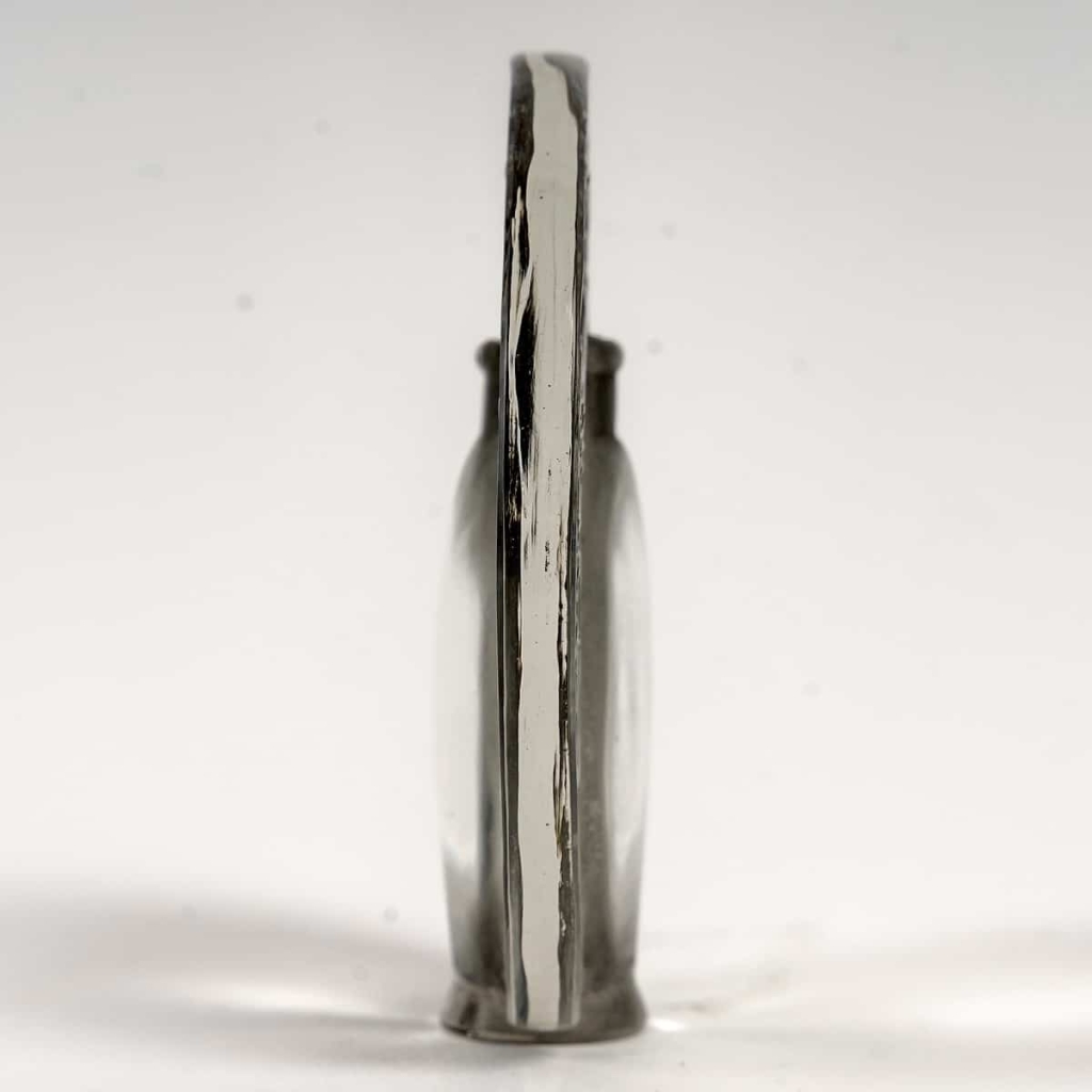Cachet « Vase de Fleurs » verre blanc patiné gris de René LALIQUE | Biron Cachet "Vase de Fleurs" verre blanc patiné gris de René LALIQUE