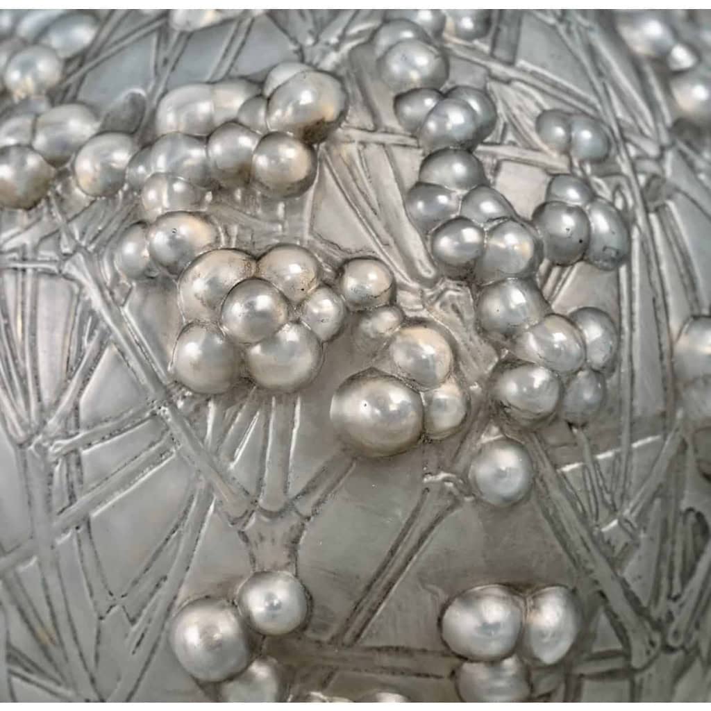 Vase « Druides » verre opalescent patiné gris de René LALIQUE | Biron Vase "Druides" verre opalescent patiné gris de René LALIQUE