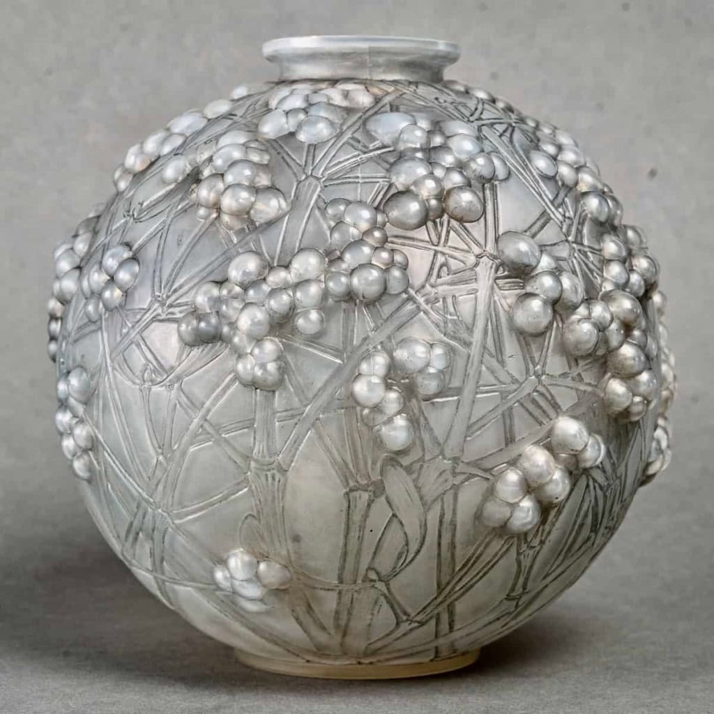 Vase « Druides » verre opalescent patiné gris de René LALIQUE | Biron Vase "Druides" verre opalescent patiné gris de René LALIQUE