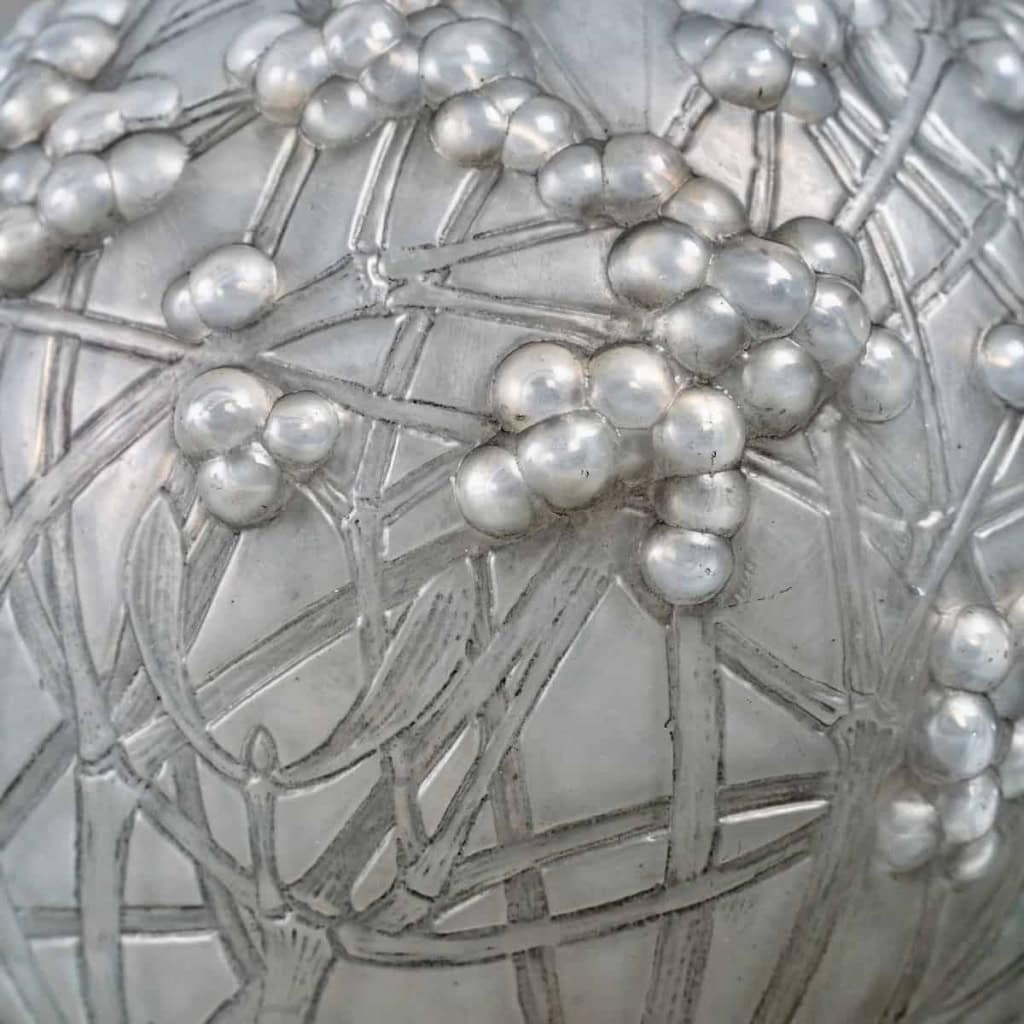 Vase « Druides » verre opalescent patiné gris de René LALIQUE | Biron Vase "Druides" verre opalescent patiné gris de René LALIQUE