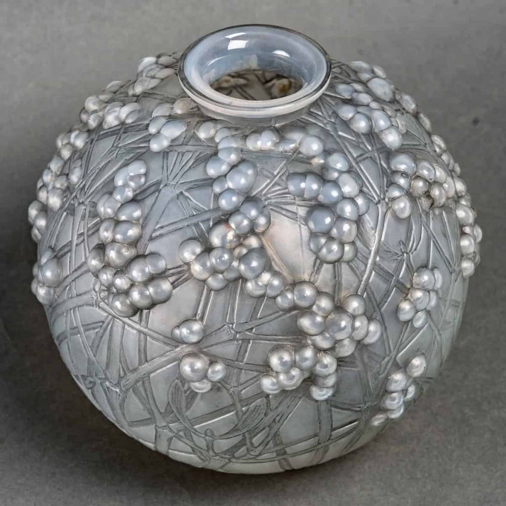 Vase « Druides » verre opalescent patiné gris de René LALIQUE | Biron Vase "Druides" verre opalescent patiné gris de René LALIQUE