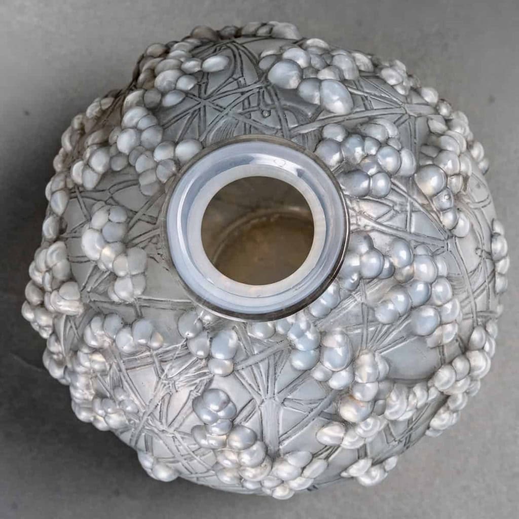 Vase « Druides » verre opalescent patiné gris de René LALIQUE | Biron Vase "Druides" verre opalescent patiné gris de René LALIQUE