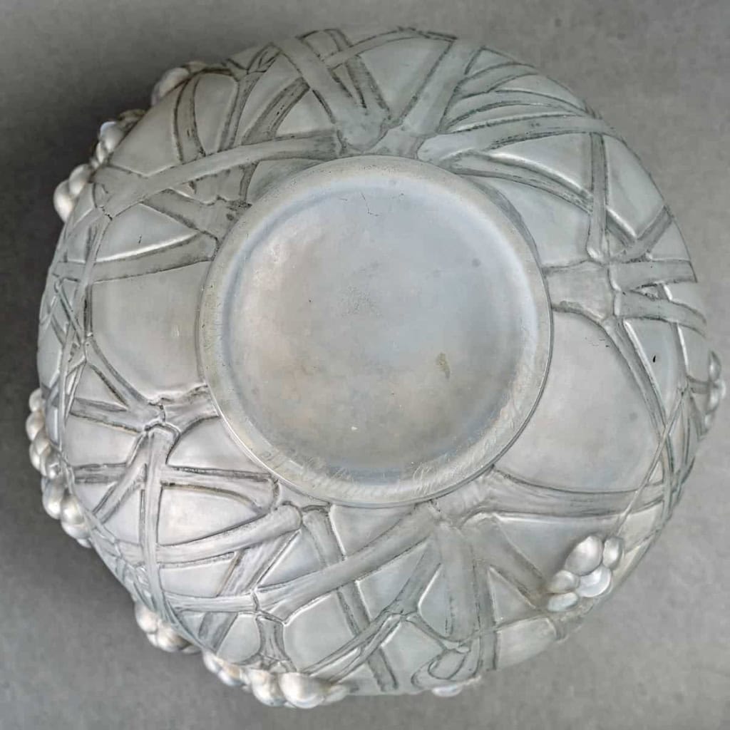 Vase « Druides » verre opalescent patiné gris de René LALIQUE | Biron Vase "Druides" verre opalescent patiné gris de René LALIQUE