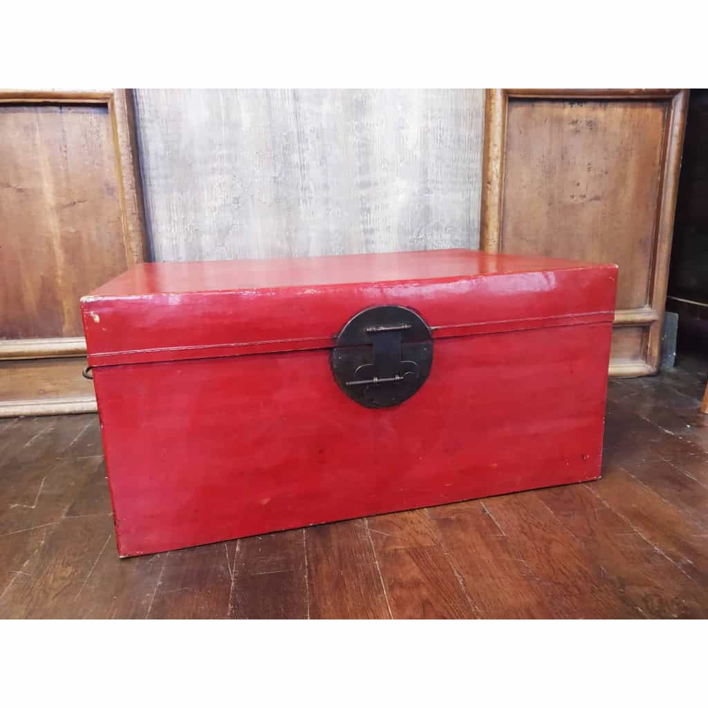 Malle ancienne chinoise en cuir laqué rouge | Biron |||||