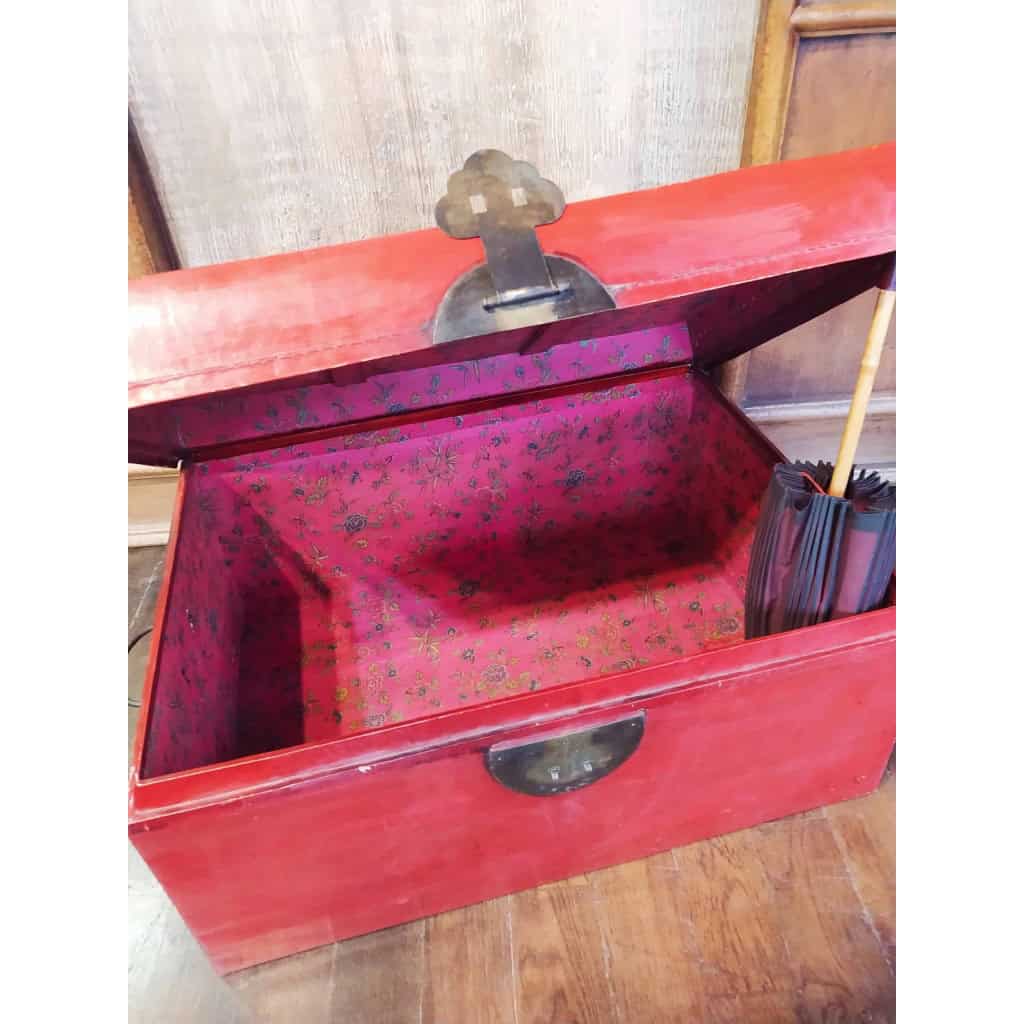 Malle ancienne chinoise en cuir laqué rouge | Biron Malle ancienne chinoise en cuir laqué rouge