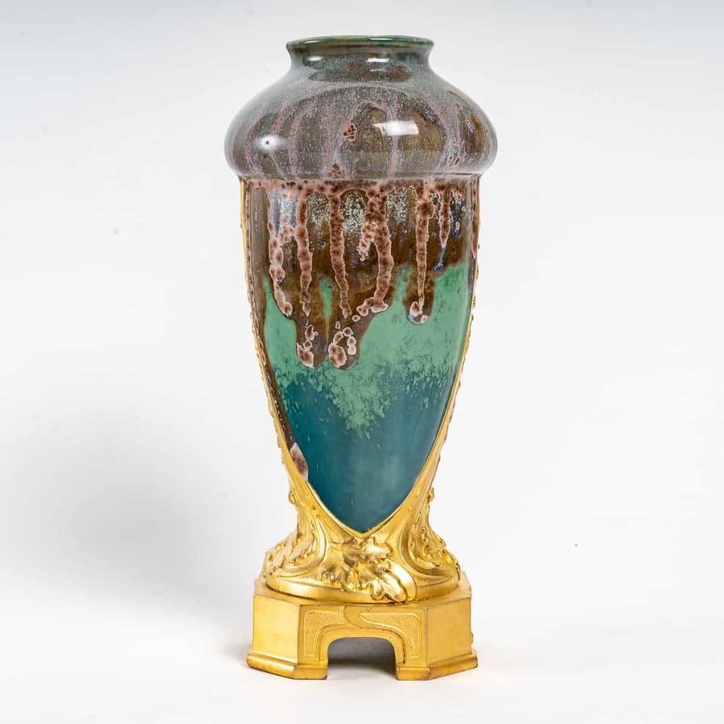 Vase en grès flammé à décor de coulures, sur socle en bronze à patine dorée, signé Paul Louchet, début XXe siècle. | Biron |||||||||||||