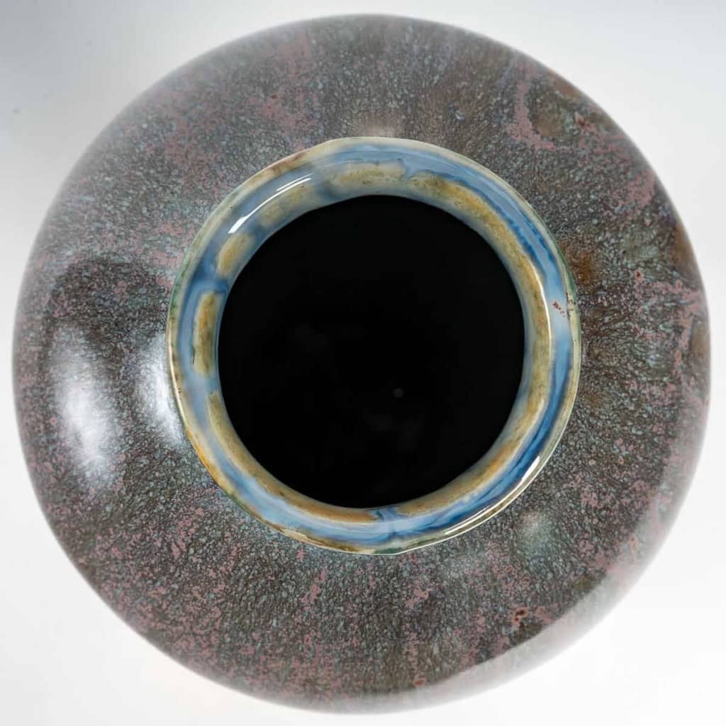 Vase en grès flammé à décor de coulures, sur socle en bronze à patine dorée, signé Paul Louchet, début XXe siècle. | Biron Vase en grès flammé à décor de coulures, sur socle en bronze à patine dorée, signé Paul Louchet, début XXe siècle.