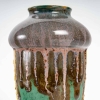 Vase en grès flammé à décor de coulures, sur socle en bronze à patine dorée, signé Paul Louchet, début XXe siècle. | Biron Vase en grès flammé à décor de coulures, sur socle en bronze à patine dorée, signé Paul Louchet, début XXe siècle.