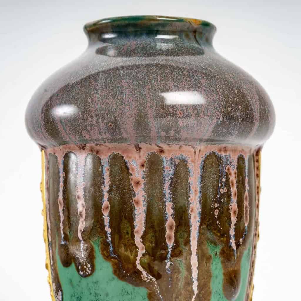 Vase en grès flammé à décor de coulures, sur socle en bronze à patine dorée, signé Paul Louchet, début XXe siècle. | Biron Vase en grès flammé à décor de coulures, sur socle en bronze à patine dorée, signé Paul Louchet, début XXe siècle.