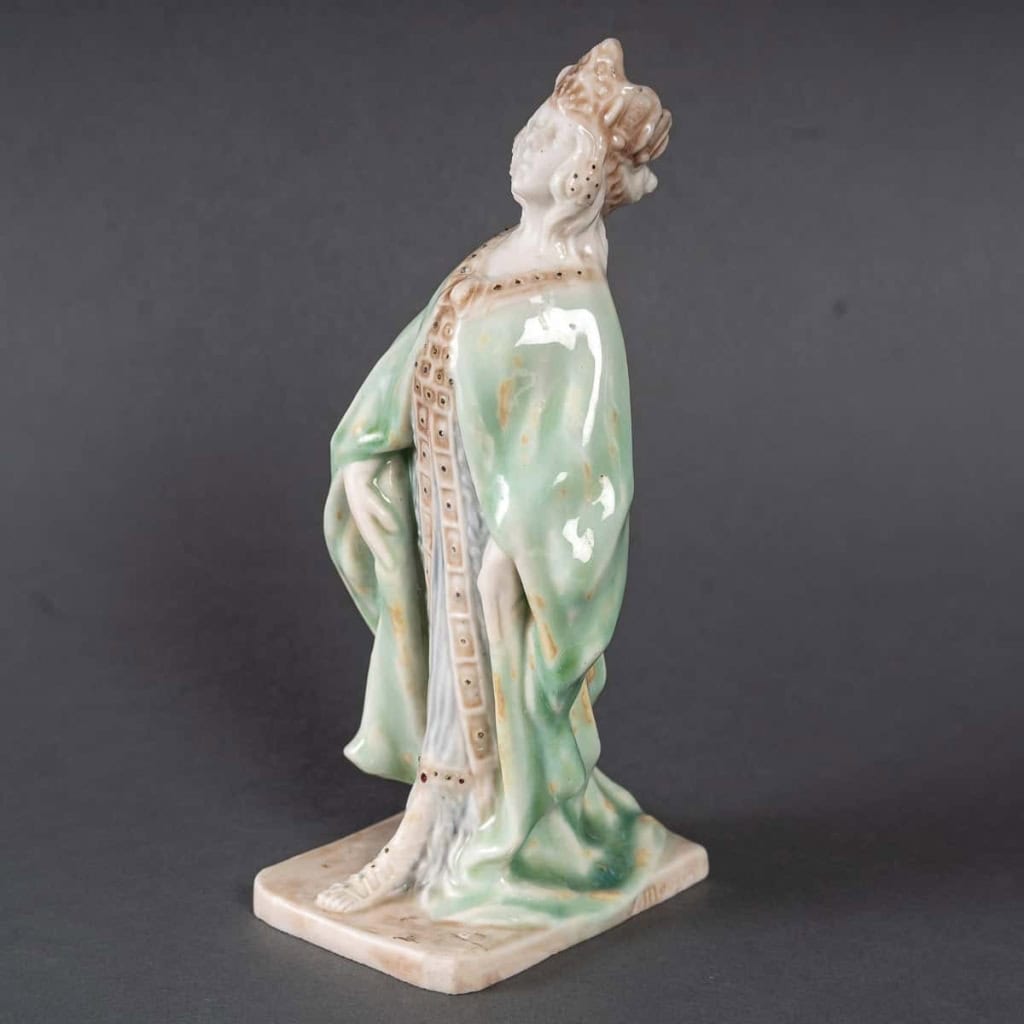 Statuette en porcelaine à couverte émaillée blanc et turquoise, intitulée « Princesse Irène », signée Mougin, Nancy, début du XXe siècle. | Biron |||||||