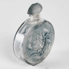 Flacon « Rosace Figurines » verre blanc patiné bleu de René LALIQUE | Biron Flacon "Rosace Figurines" verre blanc patiné bleu de René LALIQUE